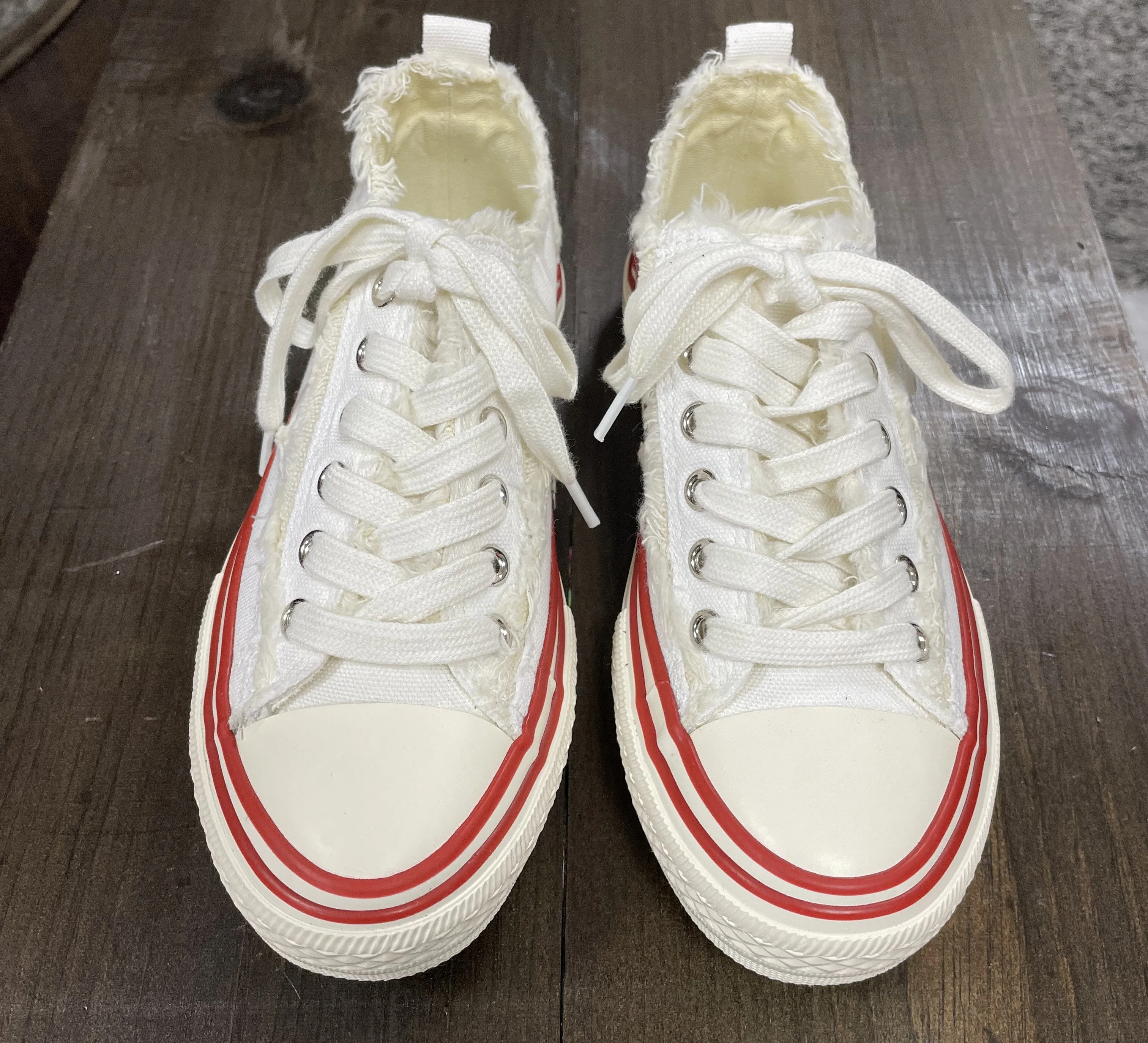 Adorable Dako Sneakers