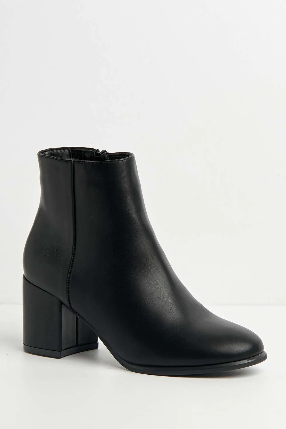 Elsha Block Heel Ankle Chelsea Boots in Black Matt