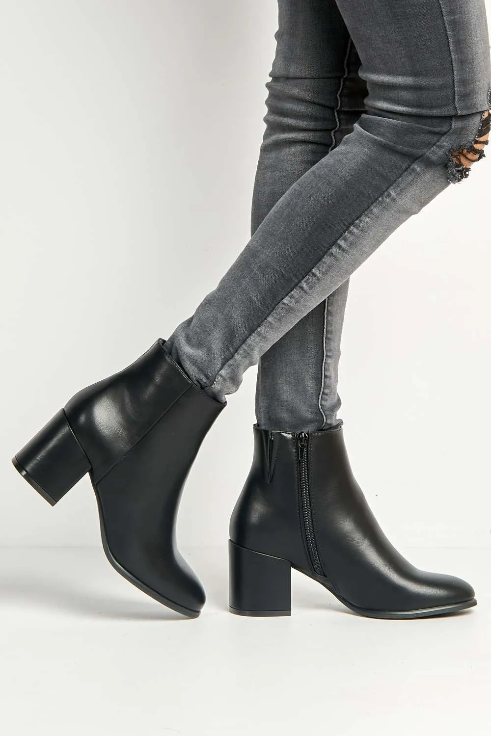 Elsha Block Heel Ankle Chelsea Boots in Black Matt