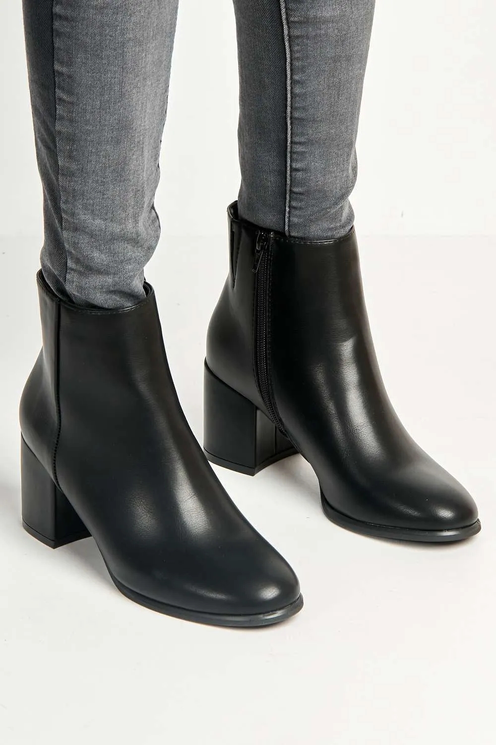 Elsha Block Heel Ankle Chelsea Boots in Black Matt