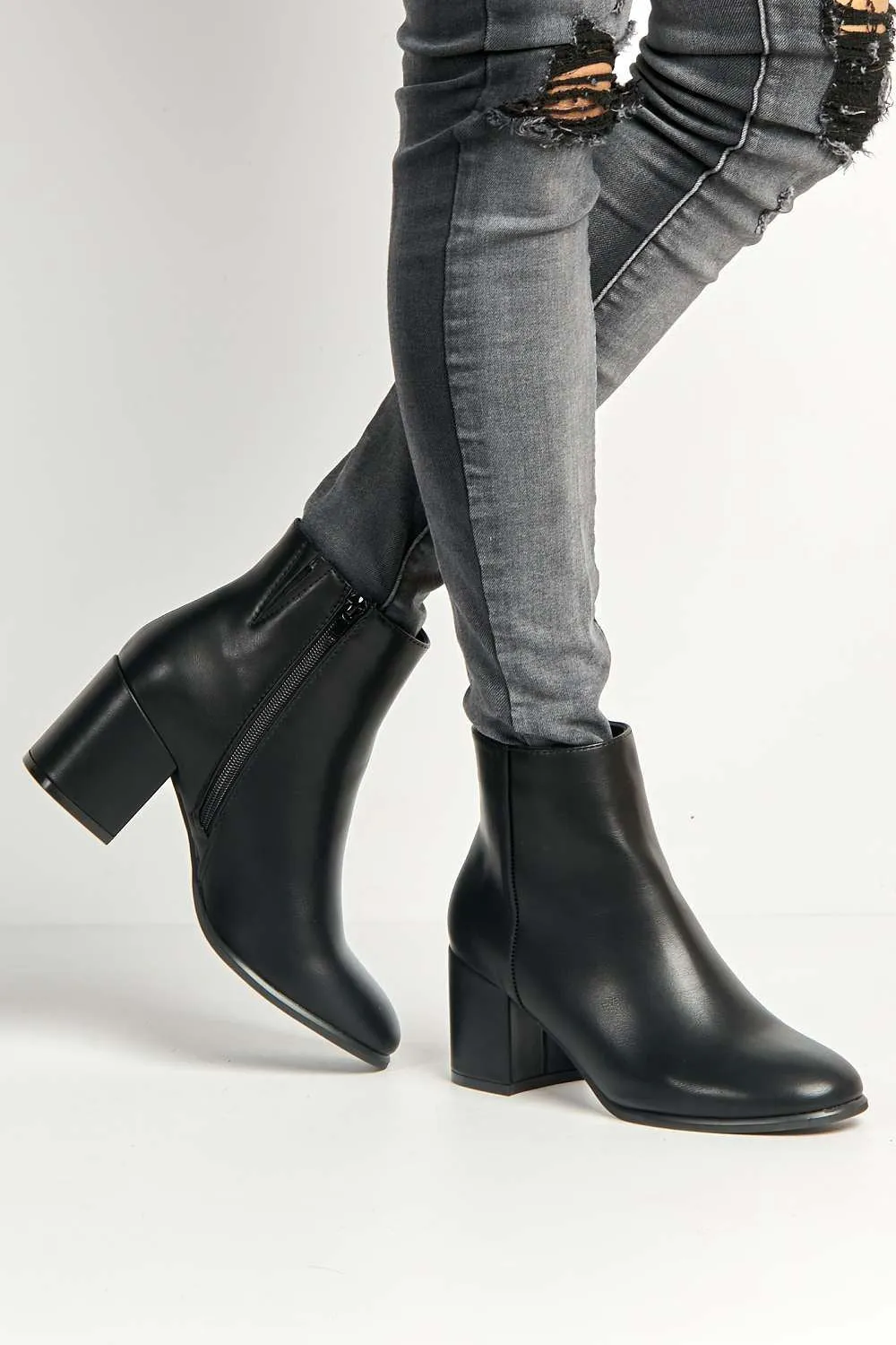 Elsha Block Heel Ankle Chelsea Boots in Black Matt