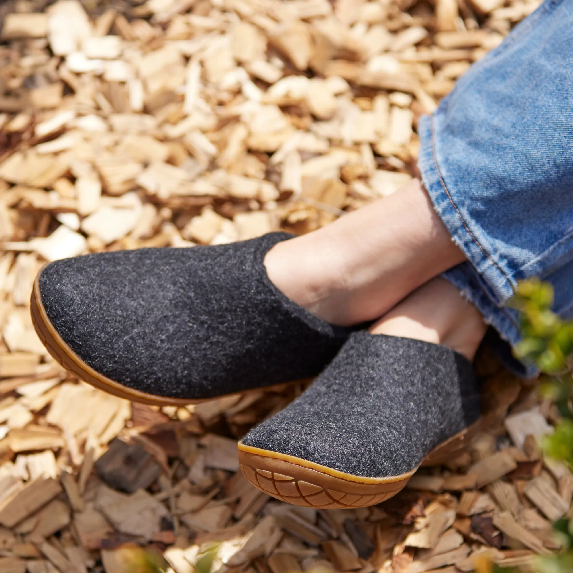 Shoe with natural rubber sole - honey - Charcoal